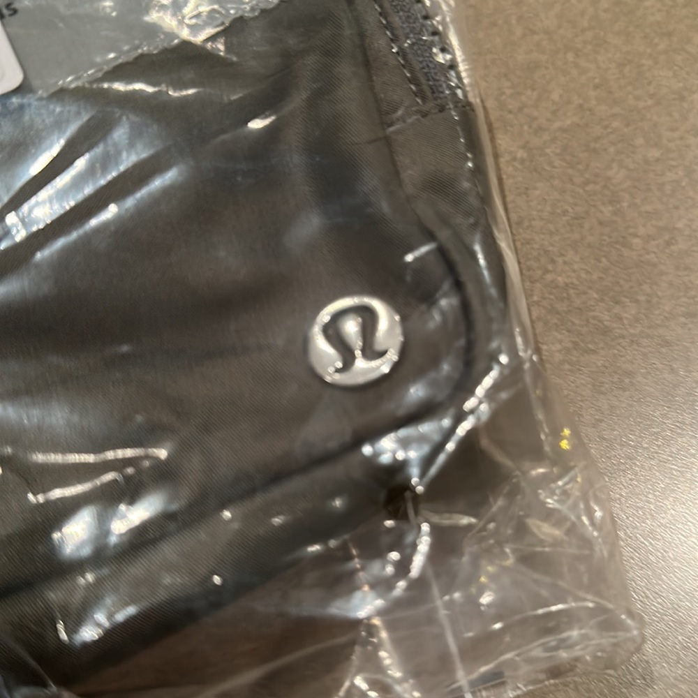 Lululemon Everywhere Belt Bag. NEW. Large 2L - Picture 9 of 12